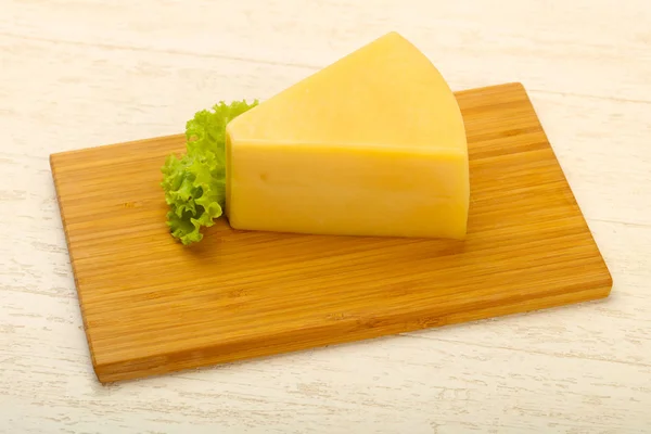 Triângulo Queijo Parmesão Sobre Fundo Madeira — Fotografia de Stock