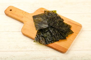 Ahşap arka plan üzerinde fiş gevrek Nori yaprak
