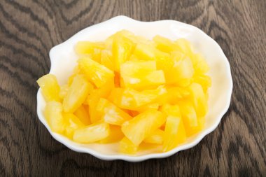 Kabın içinde Konserve ananas