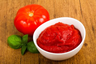 Domates salçası fesleğen yaprakları ile