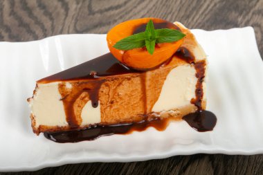 Peynirli kek çikolata ve kayısı ile