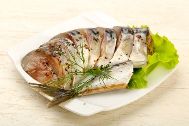 Salata yaprakları üzerinde baharatlı füme Scomber.