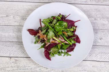 Salatayı etle kaynamış kuşkonmazla karıştır.