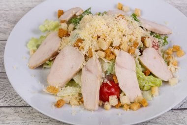 Tavuk göğsü ve parmesan peynirli Sezar salatası.