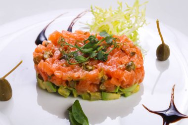 Kapari ve Balzamico tartar somon ve avokado ile servis