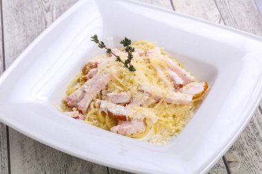 Jambon ve peynirli makarna kekik servis edildi.