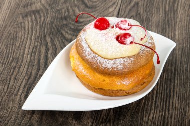 Kiraz ve shugar tozu ile gözleme