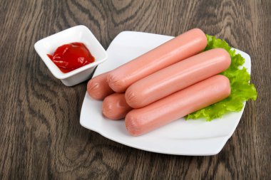 Salata ve ketçap ile sosis haşlama