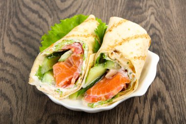 Somon ekmek rulo peynir ile