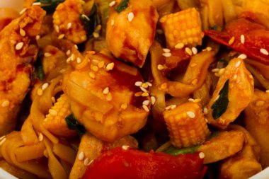 Udon ile tavuk ve susam