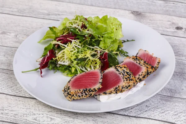 Susamlı taze dilimlenmiş ton balıklı salata.