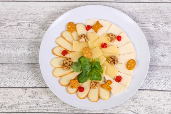 Prato Queijo Com Nozes Salada — Fotografia de Stock