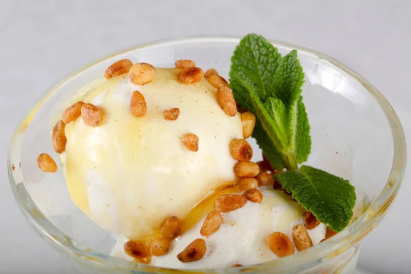 Мороженое Кедровым Орехом Мятными Листьями — стоковое фото