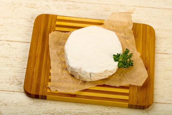 Queso Camembert Con Perejil Sobre Fondo Madera — Foto de Stock