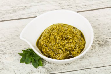 Fesleğen sosu Pesto kabın içinde