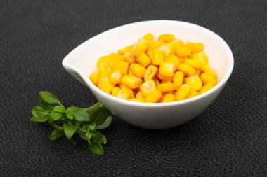 Genç tatlı mısır kasesinde