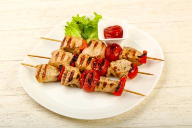 Izgara hindi şiş domates ve biber ile