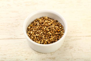 Kişniş tohumu yığın ahşap arka plan üzerinde