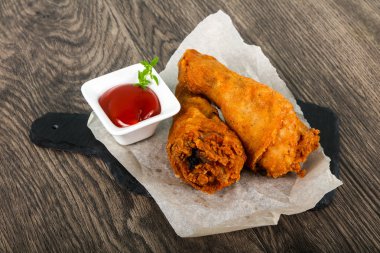 Ketçap ile çıtır tavuk budu