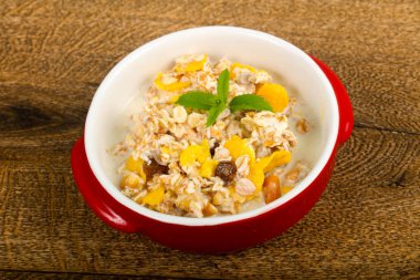 Muz, fındık ve nane ile müsli