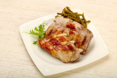 Kızarmış domuz kaburgası.