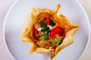 Tavuk ve avokado salatası.