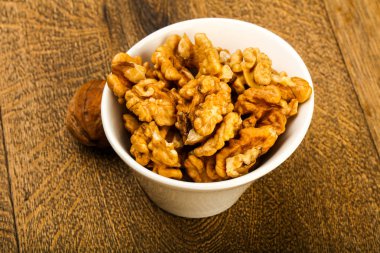 Kase üzerinde ahşap arka plan açık ceviz