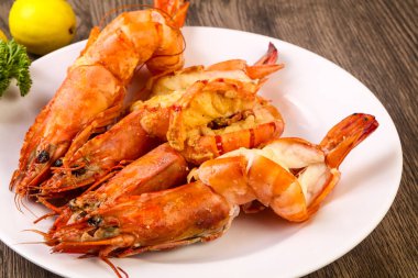 Limon suyu ve baharatlar ile ızgara kaplan karides