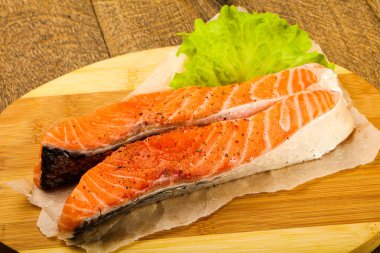 Çiğ somon dilimi baharatlı pişirmeye hazır.