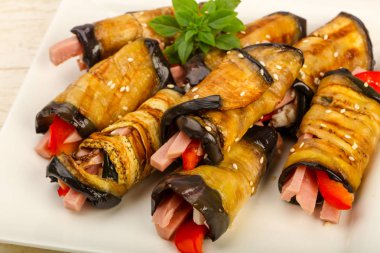 Jambon, peynir ve biber dolması patlıcan