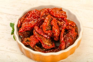 Fesleğen yapraklı kuru domates.