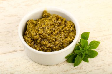 Fesleğenli pesto sos kasede bırakır