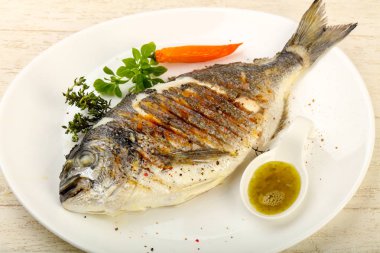 Izgara dorado balık sosu, kekik ve fesleğen ile