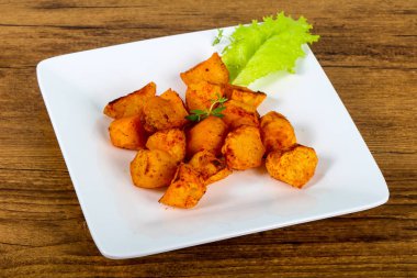 Otlu fırında patates.