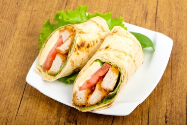 Tavuk ekmek rulo salata yaprakları ile