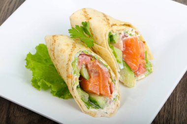 Somon ekmek rulo peynir ile