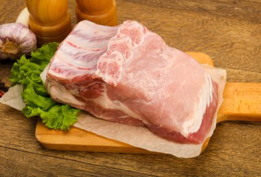 Pişirme için çiğ domuz eti