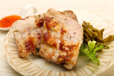 Kızarmış domuz kaburgası.