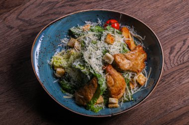 Tavuk ve parmesan peynirli sezar salatası.