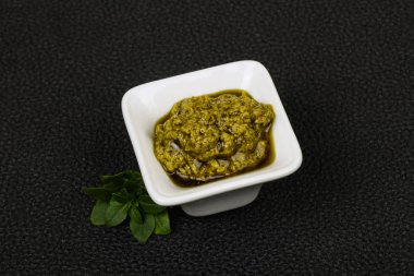 Fesleğen sosu Pesto kabın içinde
