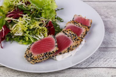 Susamlı taze dilimlenmiş ton balıklı salata.