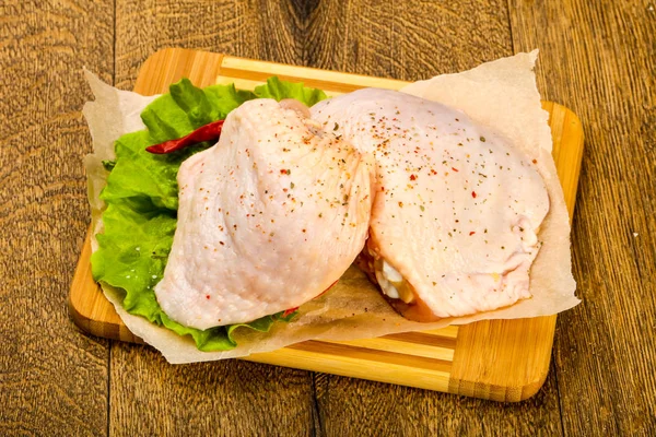 Muslo Pollo Crudo Con Especias Listas Para Cocinar — Foto de Stock