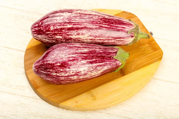 Aubergine Fraîche Mûre Sur Fond Bois — Photo