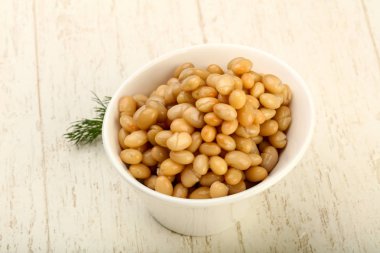 Dereotu şubesi ile kasede beyaz börülce