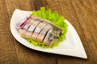 Ringa balığı filetosu dereotu ve soğan dilimlenmiş