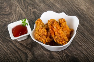 Ketçap ile çıtır tavuk kanatları