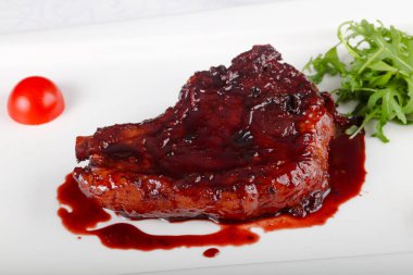 Böğürtlen soslu biftek.