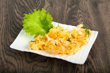 Ahşap arka plan üzerinde pişmiş yumurta