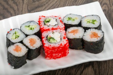 Suşi rulo seti ahşap arka plan üzerinde