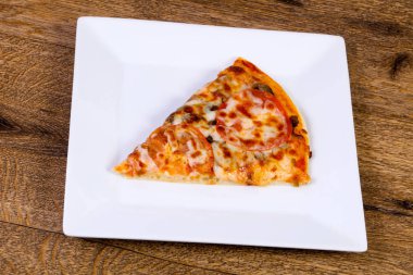 Peynir ve domates mantarlı pizza